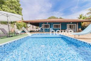 een villa met een zwembad en een huis bij Casa com piscina e churrasqueira em Americana in Americana