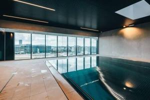 una piscina en un edificio con una ventana grande en Spa, Gym & Pool in Cloche d'Or ID6 en Luxemburgo