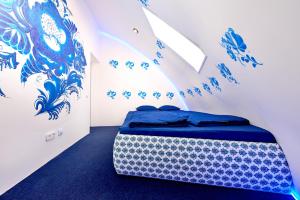 a bedroom with a bed in a room with blue and white walls at Domeparty - лучшая локация для вечеринок in Petropavlovskaya Borshchagovka