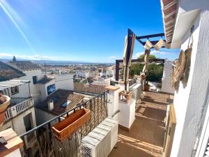 una vista desde el balcón de una casa en Habitación con baño privado, en Granada