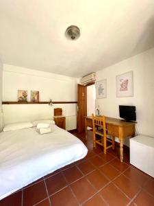 1 dormitorio con 1 cama y escritorio con ordenador en Habitación con baño privado, en Granada