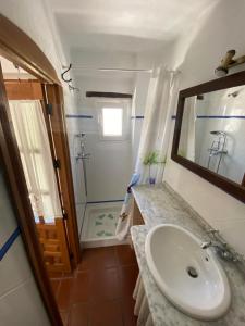 y baño con lavabo, espejo y ducha. en Habitación con baño privado, en Granada