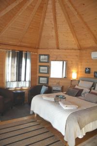 ein Schlafzimmer mit einem großen Bett in einem Zimmer in der Unterkunft Cottage romantique avec piscine privée au Vallon des Etoiles in Lussas