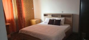 Uma cama ou camas num quarto em Buckers Palace Hotel