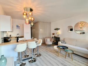 Royal Lux seaview by Booking Guys