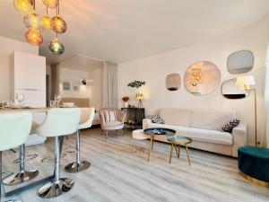 Royal Lux seaview by Booking Guys