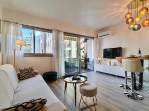 Royal Lux seaview by Booking Guys