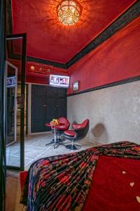 um quarto com uma cama, uma mesa e cadeiras em RIAD DREAMS em Marrakech