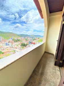 een balkon met uitzicht op de stad bij Apartamento com vista panorâmica in João Monlevade