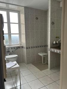Ένα μπάνιο στο Cit'Hotel le Challonge