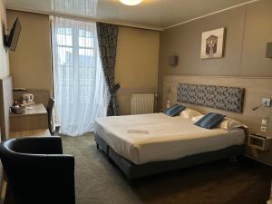 Ένα ή περισσότερα κρεβάτια σε δωμάτιο στο Cit'Hotel le Challonge