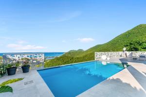 Cette villa dispose d'une piscine et offre une vue sur l'océan. dans l'établissement Grand Case - Villa chic 6p 3ch 3sdb Vue panoramique, à Saint Martin