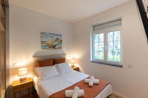 une chambre avec un lit avec deux serviettes dessus dans l'établissement Dellarose Max, à Porto