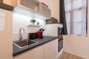 kuchnia ze zlewem i blatem w obiekcie Unique 3 bed house in Old Lille! w Lille