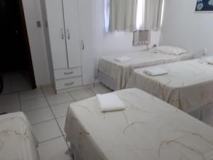 Postel nebo postele na pokoji v ubytování Grand Prix Hotel