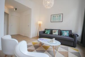 uma sala de estar com um sofá e uma mesa em Lille Gares - 50m2 apartment! em Lille