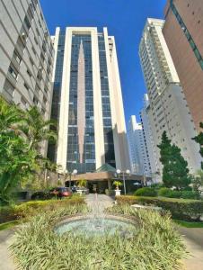 un gran edificio con una fuente frente a él en Flat no coração de São Paulo!, en São Paulo