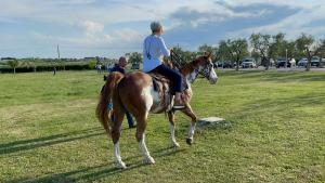 un hombre montando un caballo en un campo en LA MASSARÌA agriresort, en Orta Nova