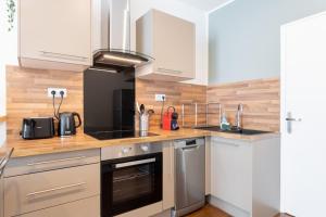 Kuchyňa alebo kuchynka v ubytovaní Renovated apartment 3bed 2bath + 22 fotografií