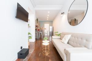 Televízia a/alebo spoločenská miestnosť v ubytovaní Renovated apartment 3bed 2bath