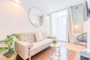 Televízia a/alebo spoločenská miestnosť v ubytovaní Renovated apartment 3bed 2bath