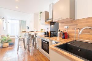 Kuchyňa alebo kuchynka v ubytovaní Renovated apartment 3bed 2bath