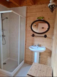 Koupelna v ubytování Chalet, Murat (nouveau logement)