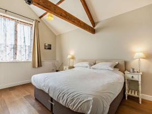 - une chambre avec un grand lit et une fenêtre dans l'établissement 3 bed in Barnstaple 09092, à Umberleigh Bridge