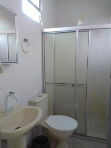W łazience znajduje się toaleta, umywalka i prysznic. w obiekcie Beach House w mieście Salinas da Margarida
