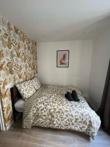 a bedroom with a bed with shoes on it at Sublime T2/ Cosy/ Clim/ Parking/Plage in Menton