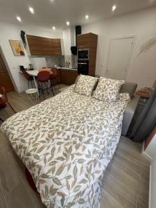 una camera da letto con un grande letto con cuscini sopra di Sublime T2/ Cosy/ Clim/ Parking/Plage a Mentone