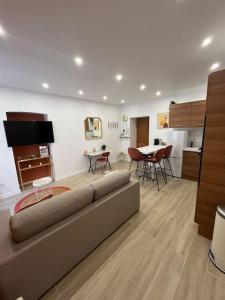 a living room with a couch and a table at Sublime T2/ Cosy/ Clim/ Parking/Plage in Menton