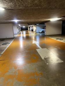 un garage vuoto con un'auto parcheggiata in esso di Sublime T2/ Cosy/ Clim/ Parking/Plage a Mentone