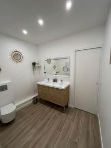 a white bathroom with a toilet and a sink at Sublime T2/ Cosy/ Clim/ Parking/Plage in Menton