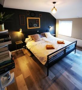 Zuid-Limburg B&B OpdeBossen tesisinde bir odada yatak veya yataklar