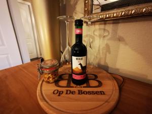 uma garrafa de vinho em cima de uma mesa em Zuid-Limburg B&B OpdeBossen em Eygelshoven