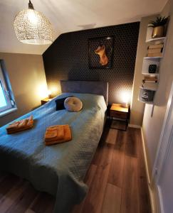 1 dormitorio con 1 cama con 2 toallas en Zuid-Limburg B&B OpdeBossen en Eygelshoven
