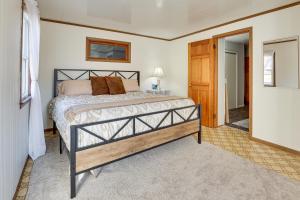 ein Schlafzimmer mit einem Bett in einem Zimmer in der Unterkunft Charming Dundee Vacation Rental Near Hiking! in Dundee