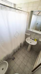 y baño con lavabo, aseo y espejo. en Achalay Houses en San Carlos de Bariloche