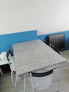 einen Tisch und Stühle in einem Zimmer mit in der Unterkunft Studio 1 proche du port in Cancale