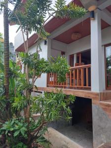 een uitzicht op een huis met bomen ervoor bij Prema Shiva Suites and Villas by EPS in Ubud