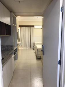 einen Flur eines Hotelzimmers mit einem Schlafzimmer in der Unterkunft Spazzio diRoma com acesso ao Acqua Park - Adriele in Caldas Novas