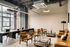 an office with tables and chairs and a lobby at ULIV Cibeles in Mexico City