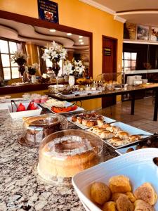 bufet z rozmaitymi wypiekami i deserami w obiekcie SERRA AZUL PLAZA HOTEL w mieście Barra do Garças