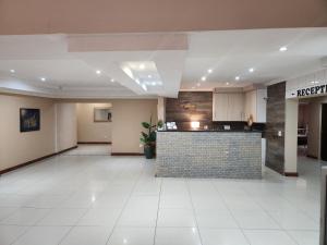 une grande pièce vide avec une cuisine et un comptoir dans l'établissement Jomus Guest House, à Welkom