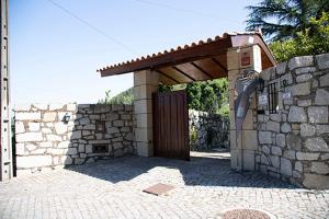 CristeloにあるCasa De Crespins Casa de Campo Ldaの木の扉と石の壁の石造りの建物