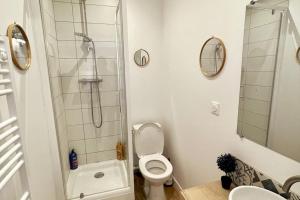 ナンシーにある3G Clim + Thermal et campus ARTEM à 200m, 2 piècesのシャワーとトイレ付きの白いバスルーム