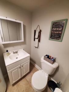 uma casa de banho com um WC branco e um lavatório. em Andrea Abode em Lexington