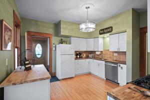 Dapur atau dapur kecil di Charming Parisian Retreat in St Paul: 2 BR 1 bath