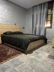 a bedroom with a bed in a room at Riad Targante Takate 2 in Takkat